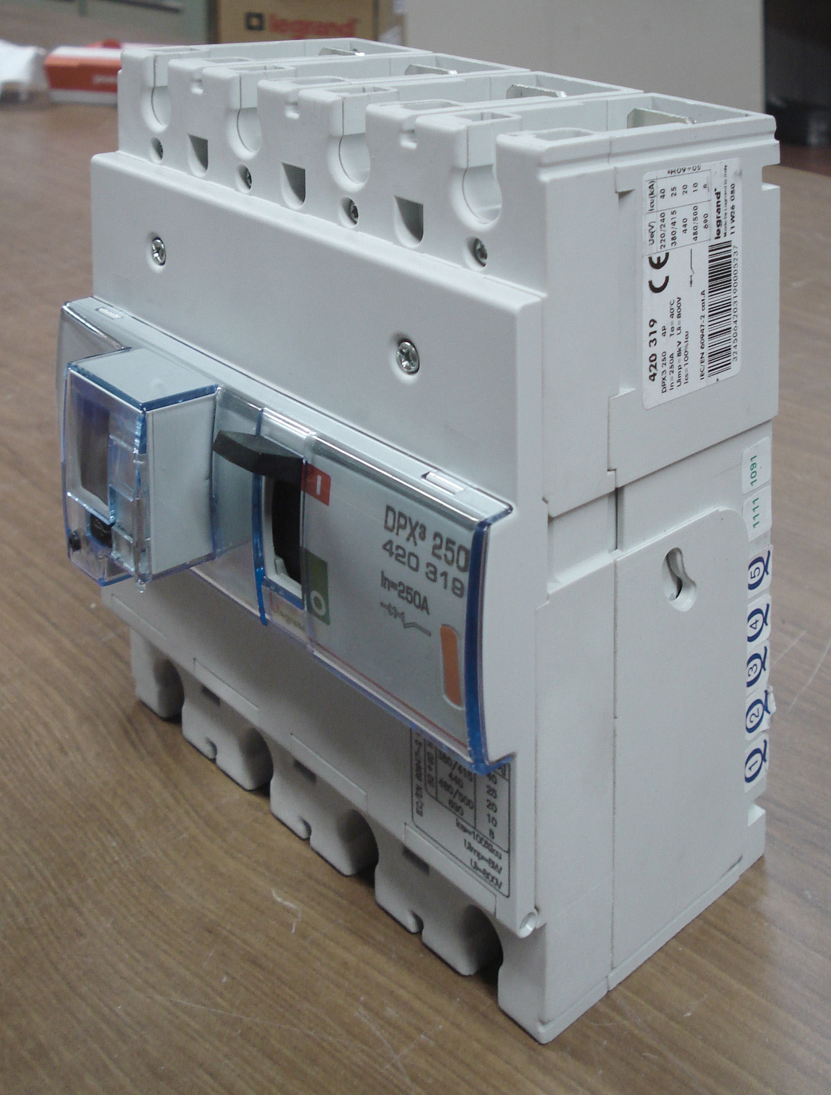 WYŁĄCZNIK DPX3 250 EL 4P 250A 25KA, Legrand