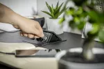 PRZEDŁUŻACZ BIURKOWY WPUSZCZANY AVARO, 1x GNIAZKO FRENCH, 2xUSB A, PRZEWÓD 1,5m, SREBRNY