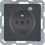Q.x Gniazdo z uz. z diodą kontrolną LED, z podwyż. ochr. st., ant, aks lak
