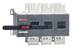 OT2500E03CP Przełącznik (I-0-II) 2500A, 3P, napęd z przodu, z wałkiem i czarną rączką IP65, montaż na płycie montażowej, zestaw