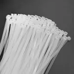Qoltec Opaski zaciskowe Trytki kablowe | 4.8*300mm | 100 szt. | Nylon66 | UV | Białe