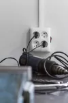 SIMON AQUACLICK WA-GSZN4W1-xx-16xx Gniazdo wtyczkowe natynkowe, Schuko, 4-krotne, z wbudowanym wyłącznikiem, IP20, 16A, 250V~, zaciski śrubowe; szary