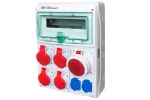 Rozdzielnica RSS04 IP44 okienko inspekcyjne 12 modułów wyposażona w okablowanie do podłączenia zabezpieczeń z gniazdami: 1x63A 3P+N+Z 400V~ 2x32A 3P+N+Z 400V~ 2x16A 3P+N+Z 400V~ 2x16A 2P+Z 250V~