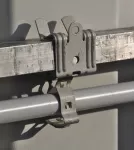 Nabijany zacisk EM-M do rury/rury osłonowej, Stal sprężynowa, nVent CADDY Armour, 18–30 mm OD, 21–28 mm Kołnierz