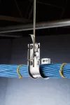 Hak J nVent CADDY Cat HP z klipsem wielofunkcyjnym, 33,3 mm Średnica, M4, M6, M8 Pręta, 4,8–6,4 mm Drutu