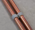 RING FRF /2 Podwójny klips rurowy z zatyczką, 28 mm OD