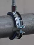 nVent CADDY Macrofix M8/M10 Izolowana, Stal nierdzewna, 37–44 mm OD, 1 1/4" rury, 32 DN