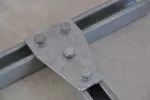 Płaski, poszerzany łącznik z czterema otworami, ułozonymi w literę T, 132 mm x 90 mm