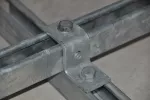 Przesunięty łącznik w kształcie „Z” do profili strut typu A
