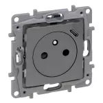 NILOE SELECTION - GNIAZDO 2P+Z PŁASKIE 16 A - 250 V~ + USB TYP C W PLAKIETCE (Z PRZESŁONĄ, ZACISKI AUTOMATYCZNE) STAL, Legrand