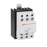 HS2C6HV030D024 Przekaźnik półprzewodnikowy, z radiatorem, 3 fazowy (kontrola 2 faz), 30A, 4...32VDC, zaciski śrubowe