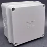 Puszka instalacyjna z osłabieniami, śruby metalowe, IP65, wym.: 100*100*65 mm