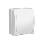 Simon Aquarius WMQW-30111x-1011 Gniazdo wtyczkowe z uziemieniem bryzgoszczelne IP54, klapka biała, z przesłonami torów prądowych, 16A, 250V~, zaciski śrubowe; biały