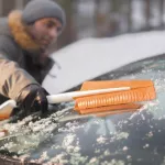 FISKARS SZCZOTKA DO SZYB ZE SKROBACZKĄ SnowXpert