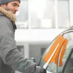 FISKARS SZCZOTKA DO SZYB ZE SKROBACZKĄ SnowXpert