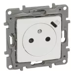NILOE/NILOE SELECTION - GNIAZDO 2P+Z PŁASKIE 16 A - 250 V~ + USB TYP C W PLAKIETCE (Z PRZESŁONĄ, ZACISKI AUTOMATYCZNE) BIAŁE
