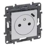 Niloe Step - gniazdo zasilające 2P+Z z USB typu C umieszczonym w plakietce, zaciski automatyczne, z przesłoną- kolor aluminium