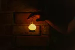 MARY'S breloczek z lampką LED Mała pszczółka