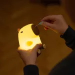 MARY'S lampka nocna LED Kapibara Smarkuś